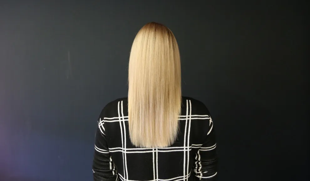 Blondine mit glatten Haaren