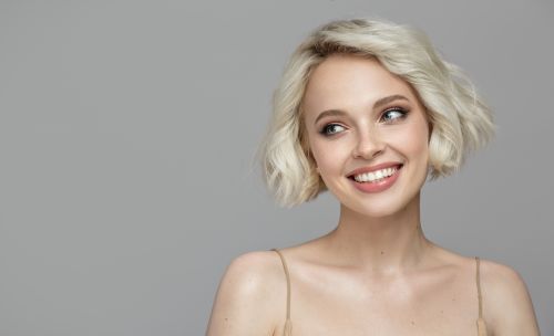 Frau mit kurzen blondierten Haaren