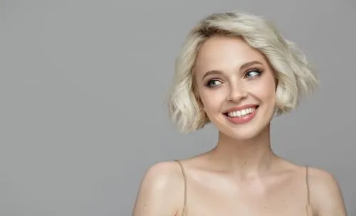 Frau mit kurzen blondierten Haaren