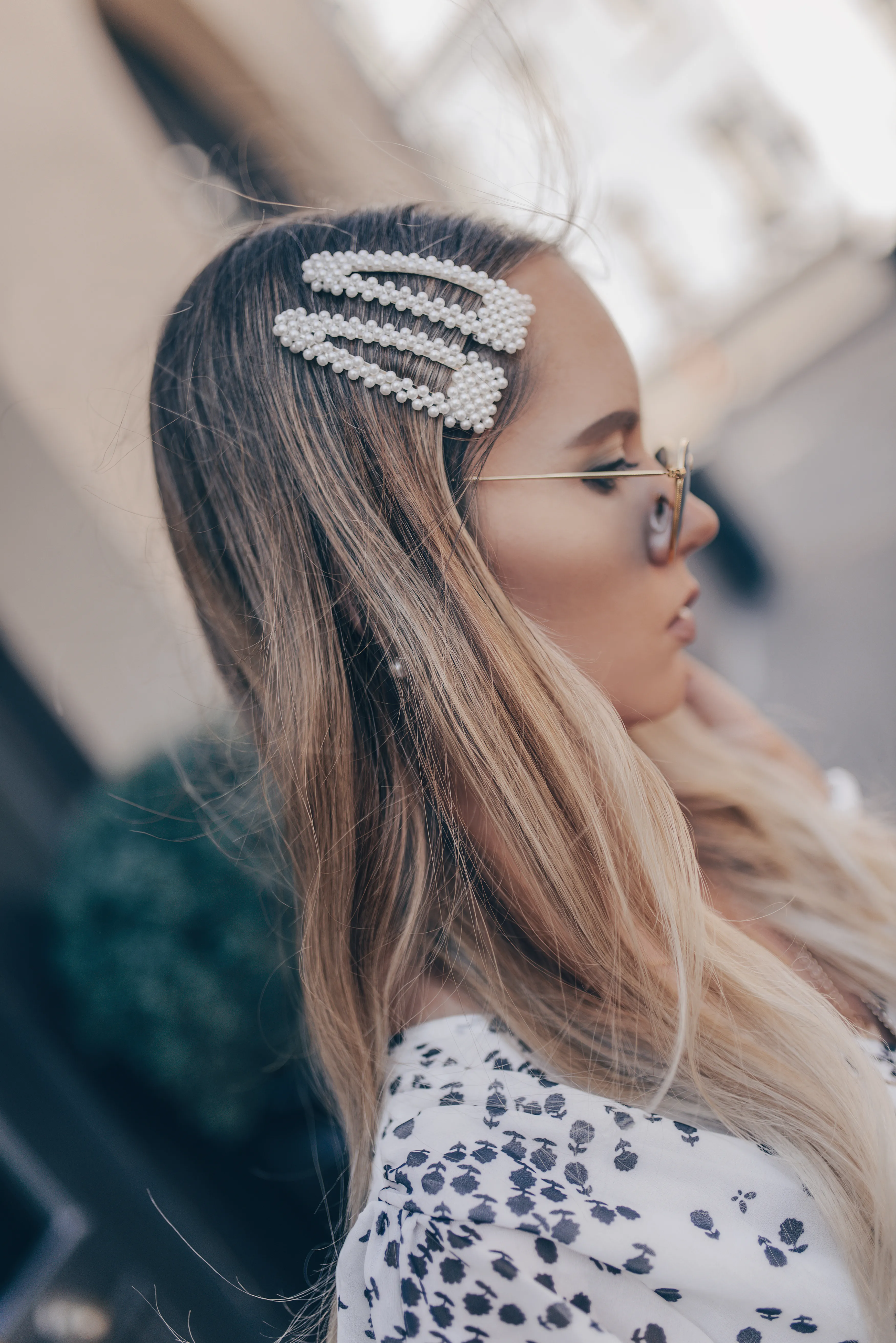 Frau mit 2 Haarclips