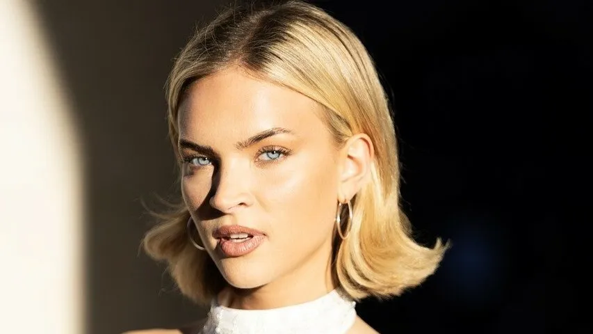 Blondine mit Skinny Brows