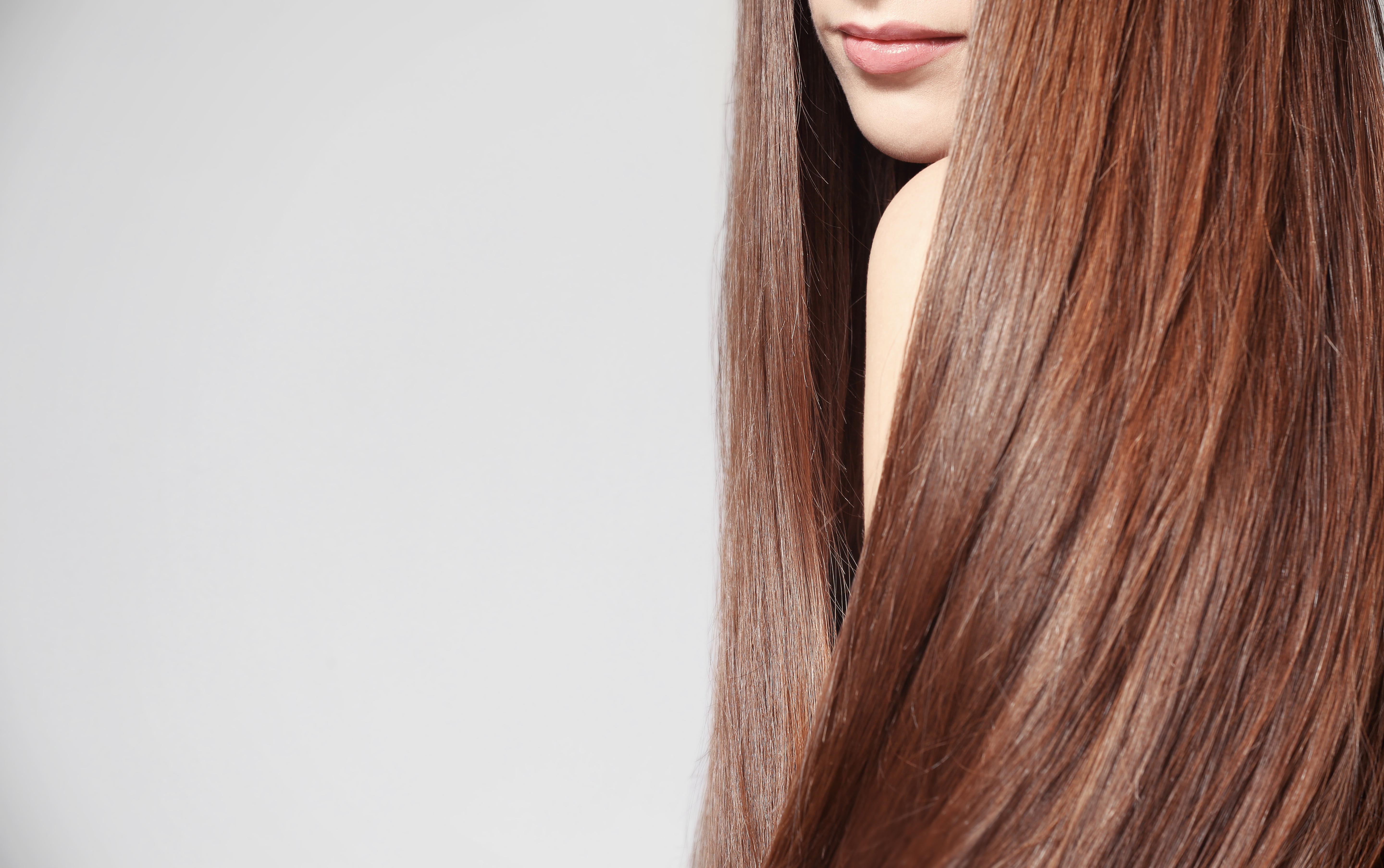 Frau mit langen braunen Haaren