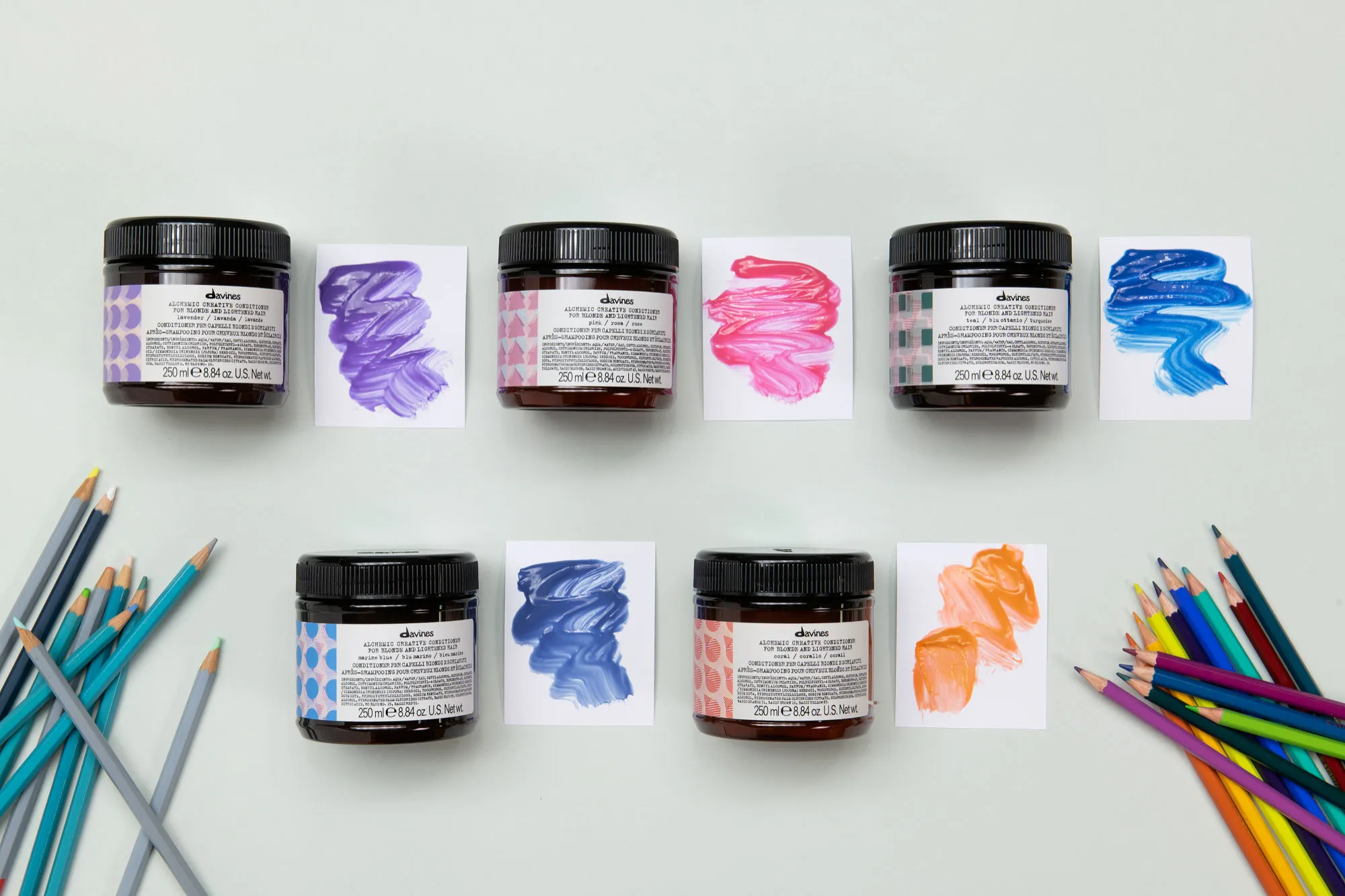 Davines Alcemic Produkte neben Buntstiften