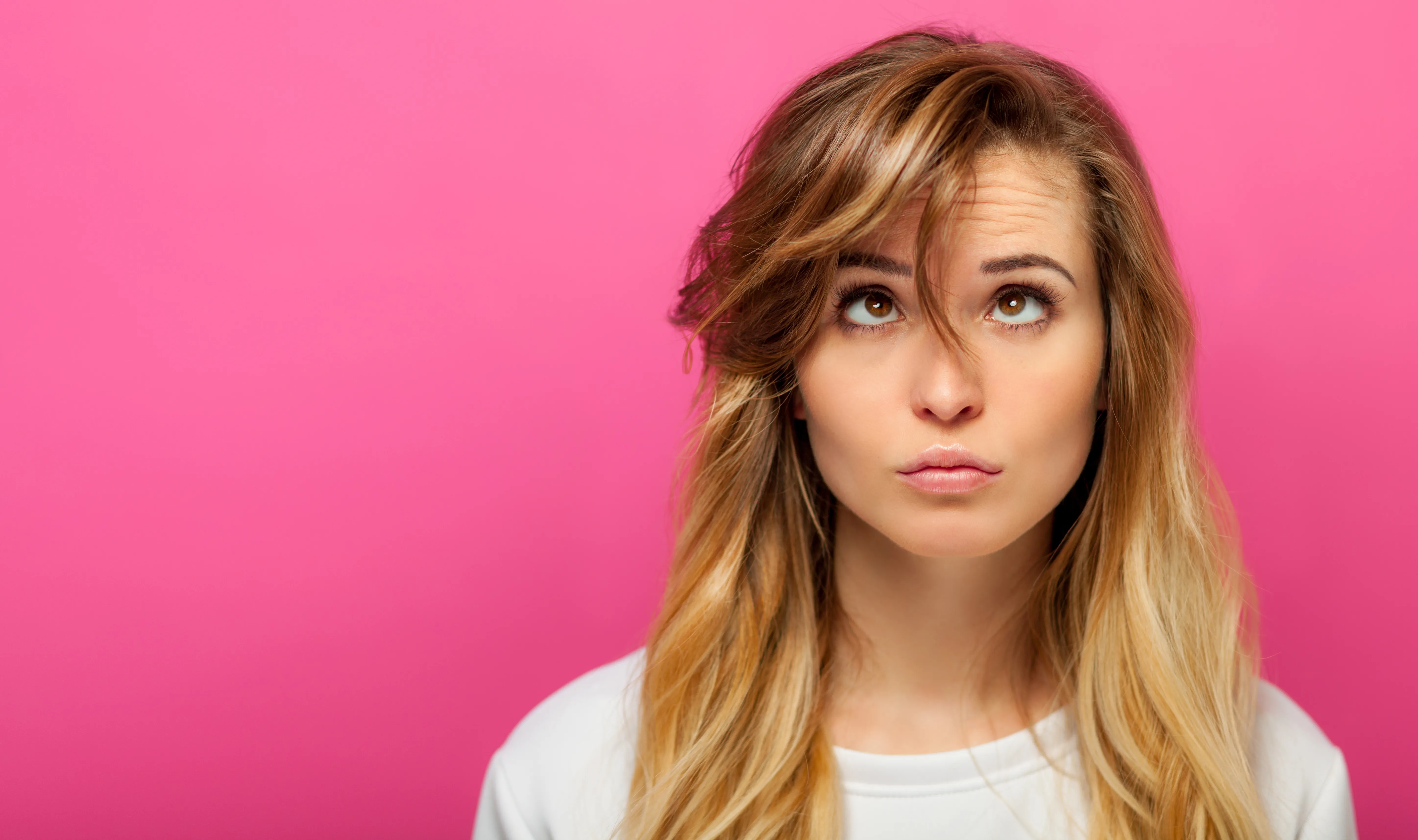 Blonde Frau sieht nach oben