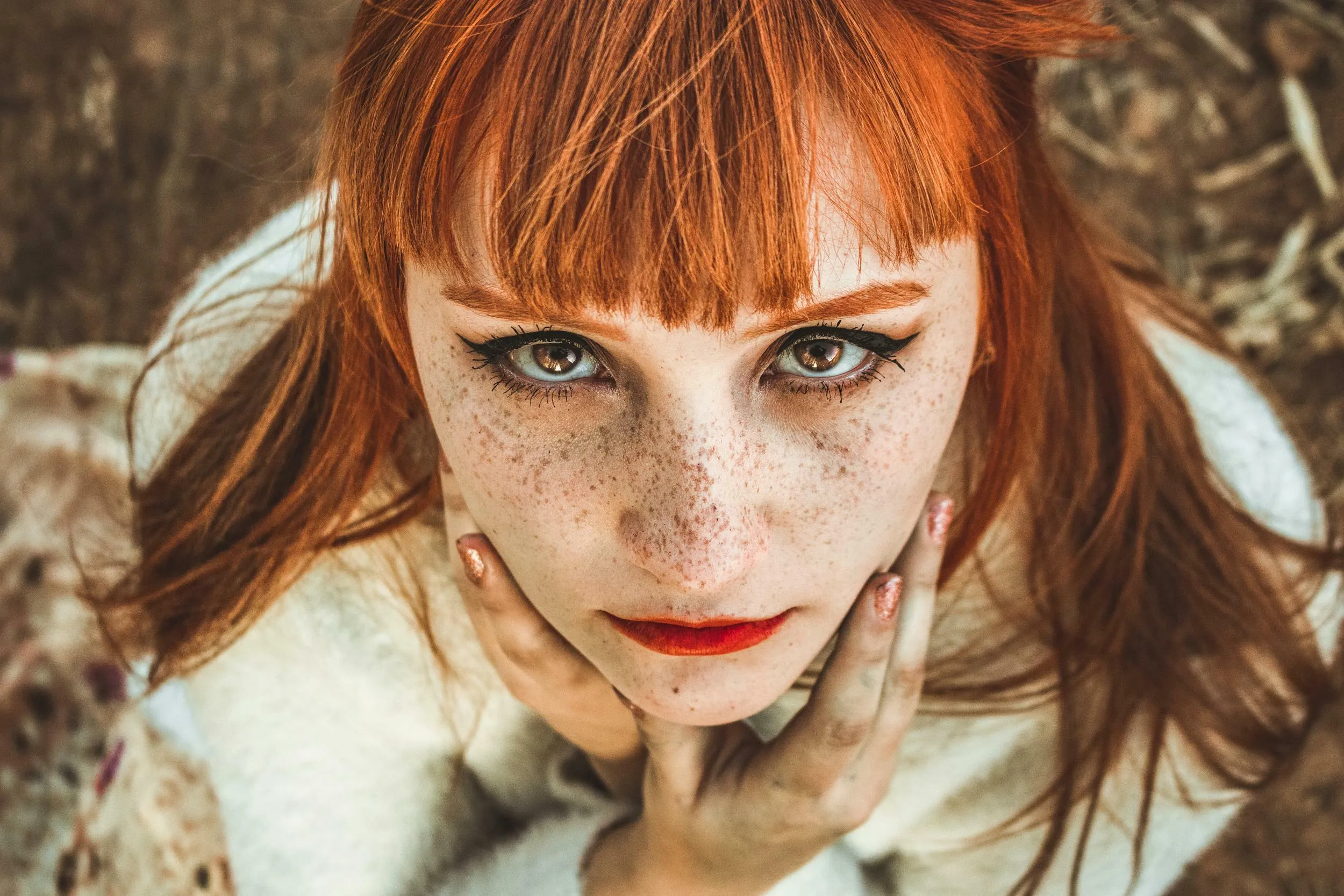 Rothaarige Frau mit Sommersprossen