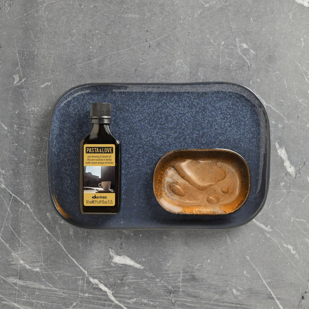 Davines Pasta & Love Produkte in blauer Schale