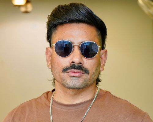 Mann mit dunklen Haaren und Sonnenbrille