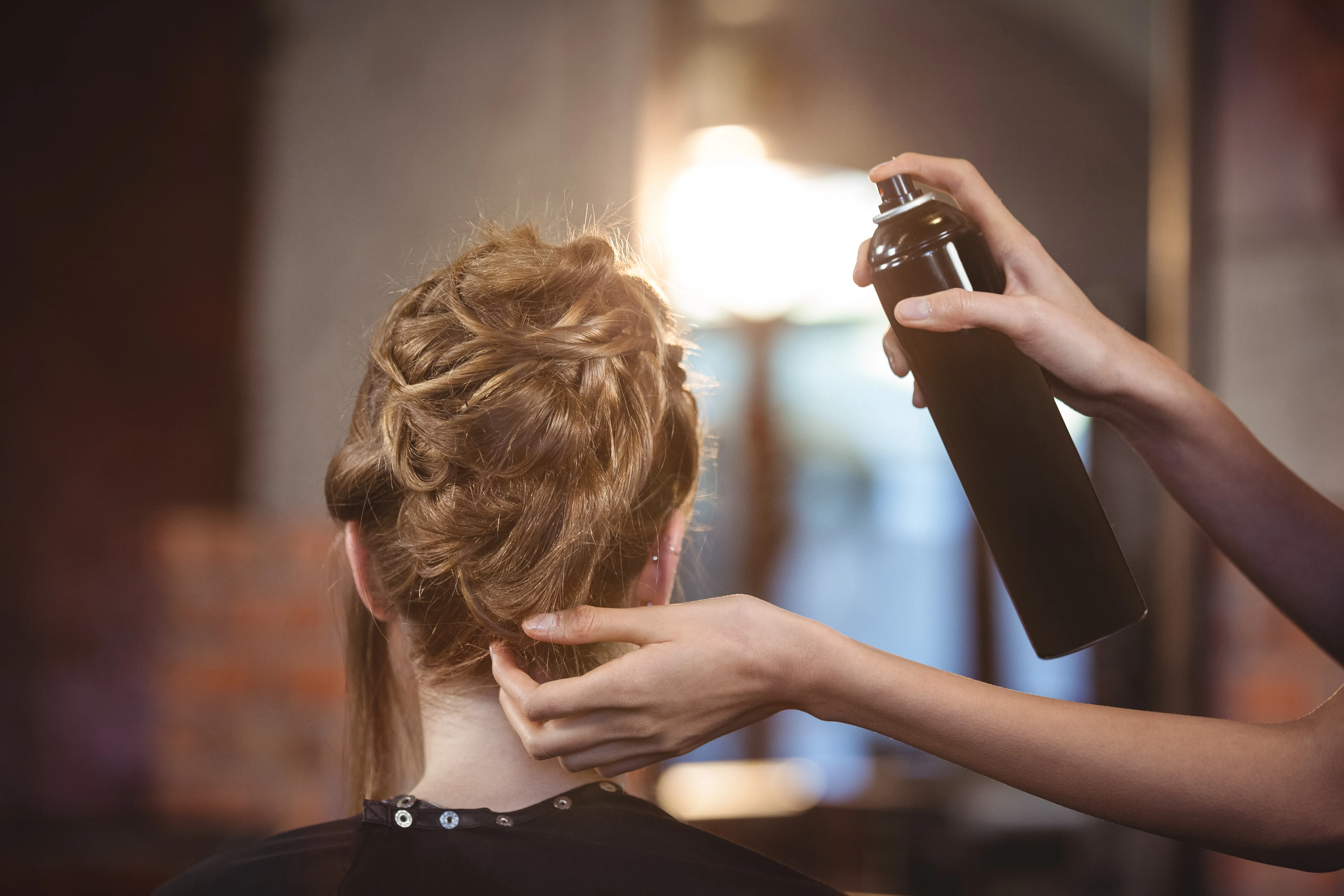 Hochsteckfrisur wird mit Haarspray fixiert