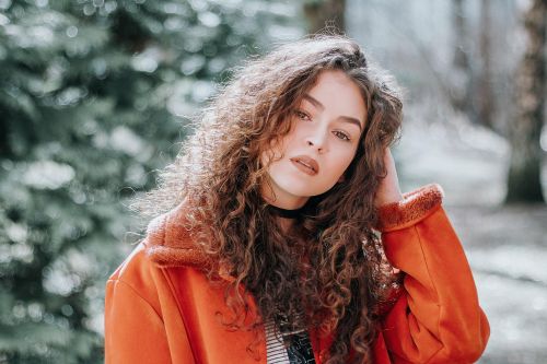 Frau mit Naturgelockten Haaren