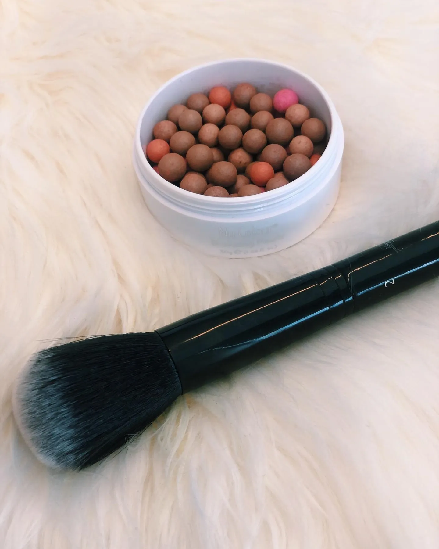 Make-Up Pinsel und Bronzing Pearls von Nu Skin