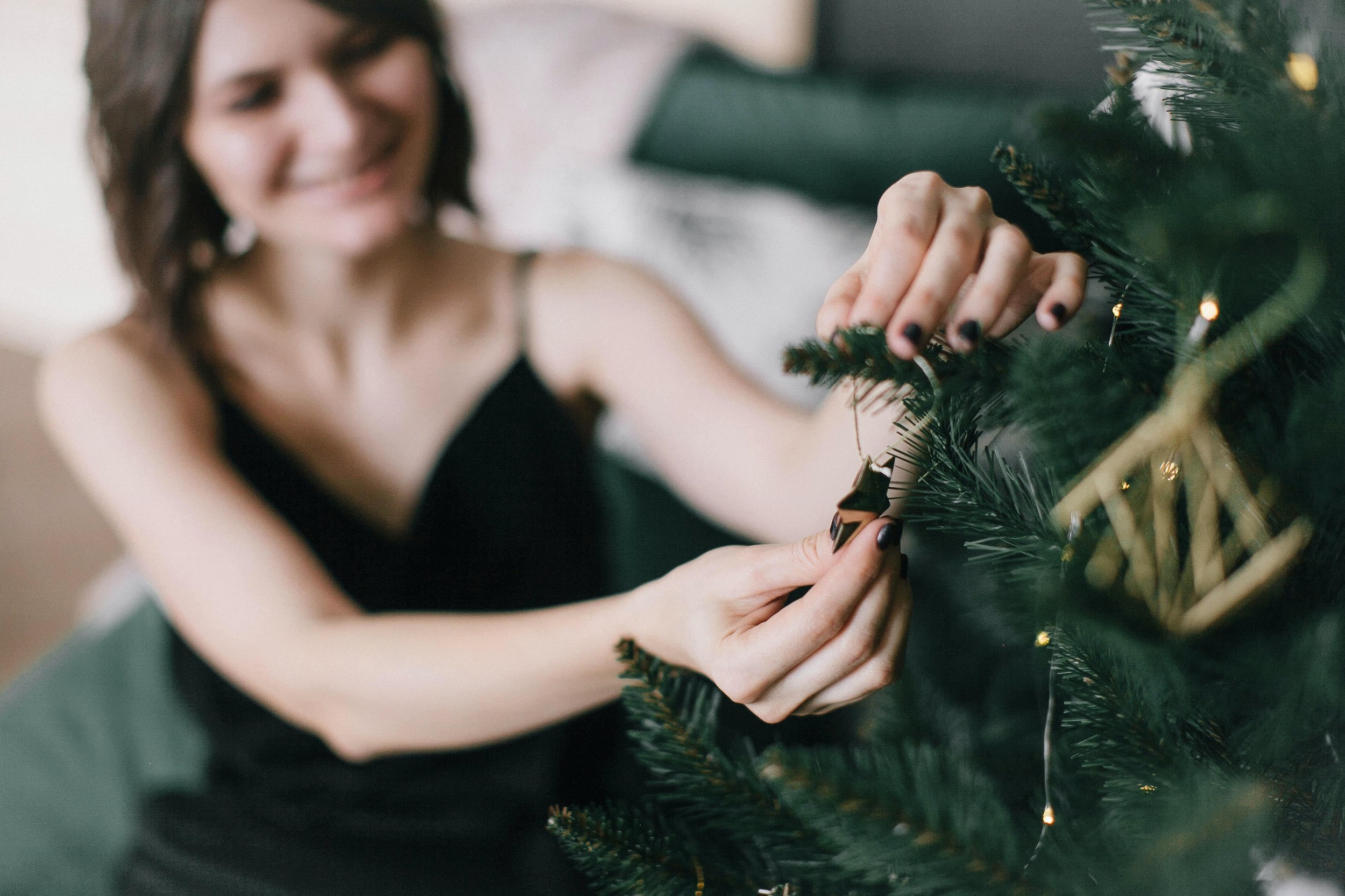 Frau schmückt Christbaum