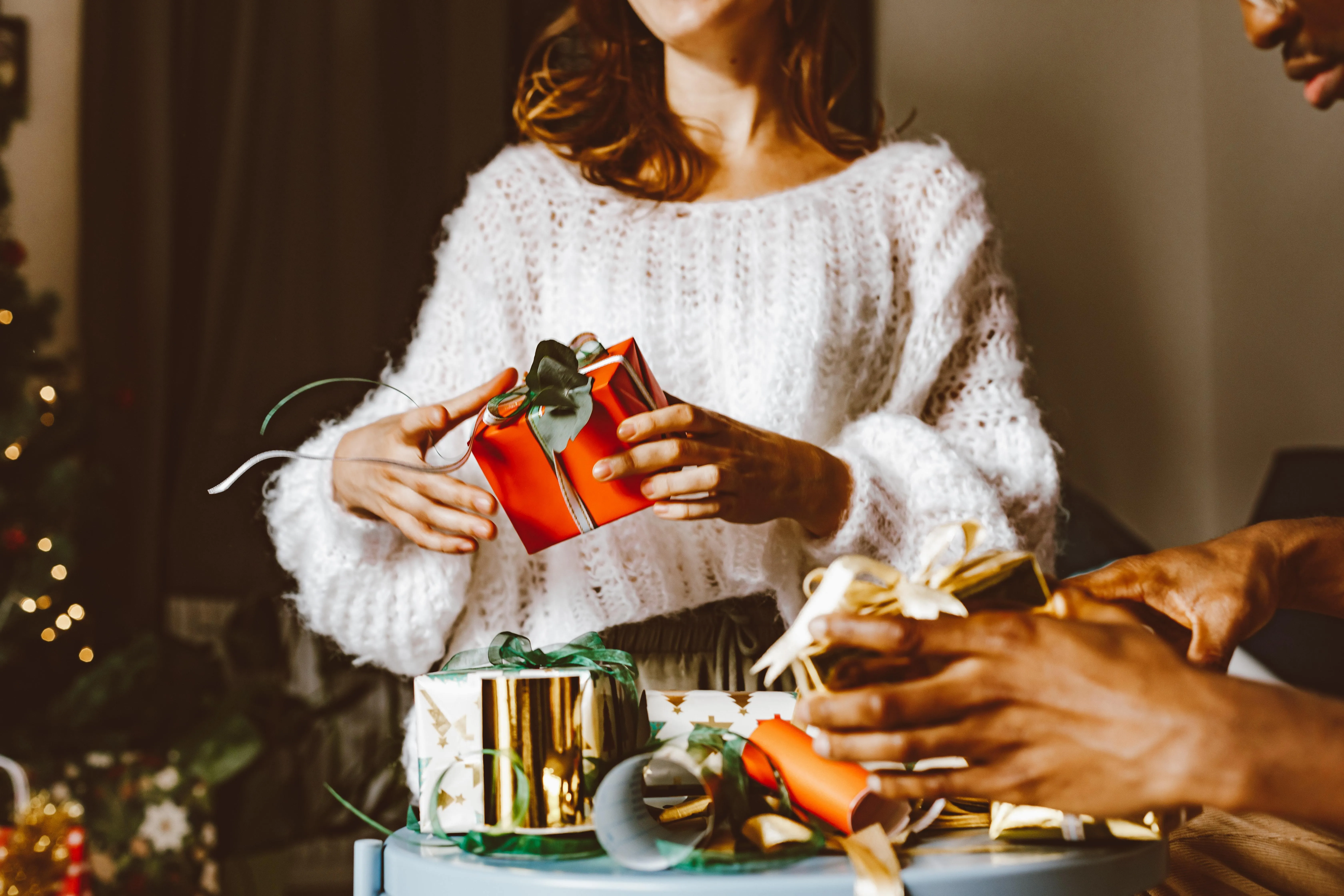 Frau packt Weihnachtsgeschenke ein