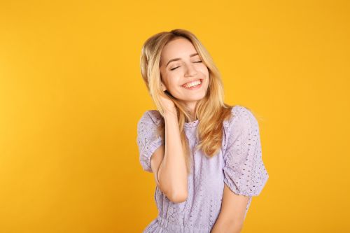 Glückliche Frau mit schönen blonden Haaren