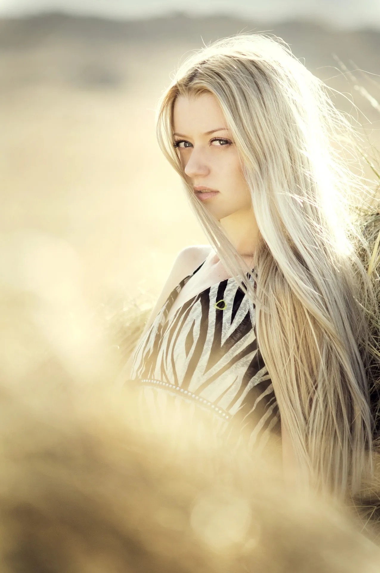 Blonde Frau im Strohfeld