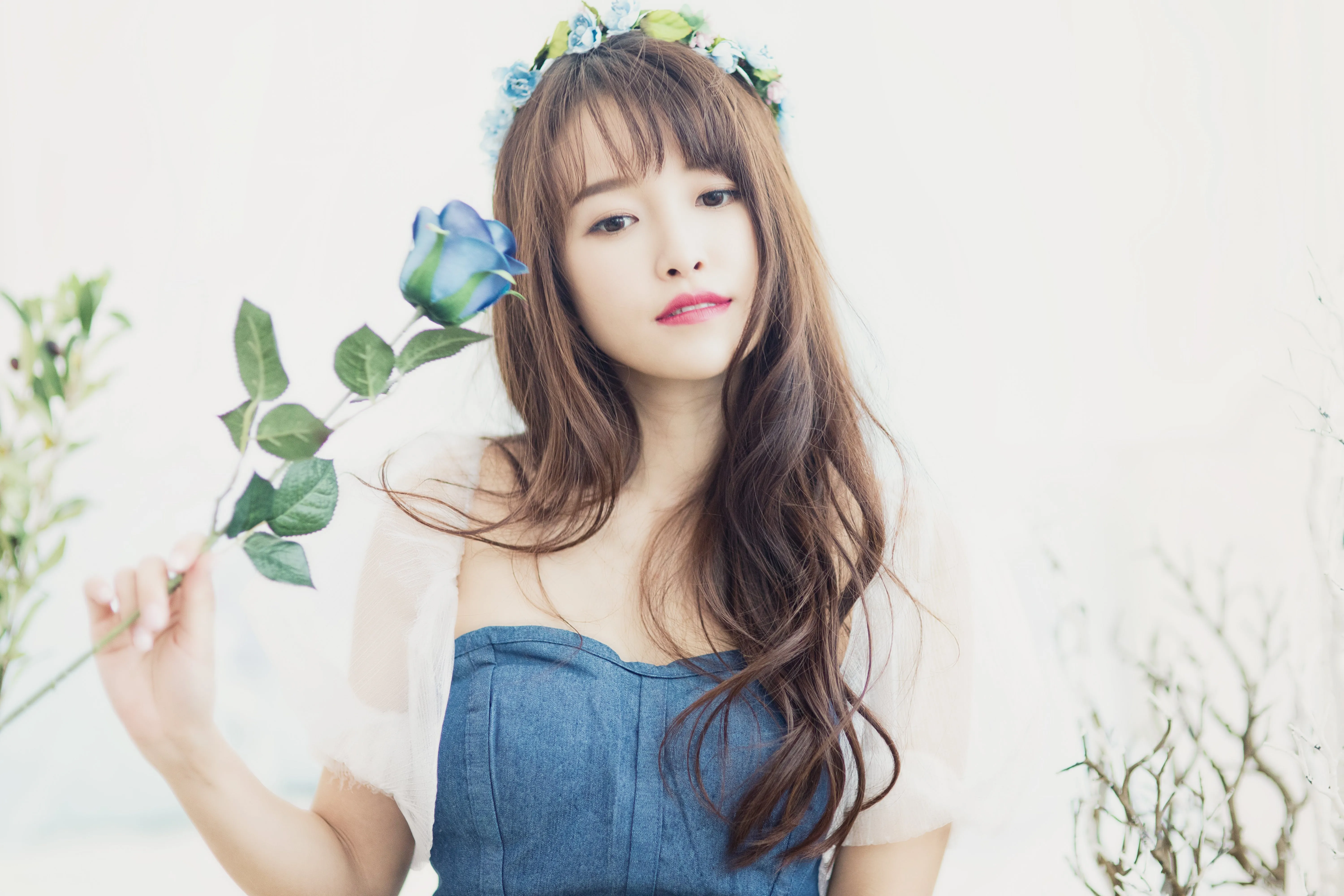 Frau mit Korean Wispy Bangs