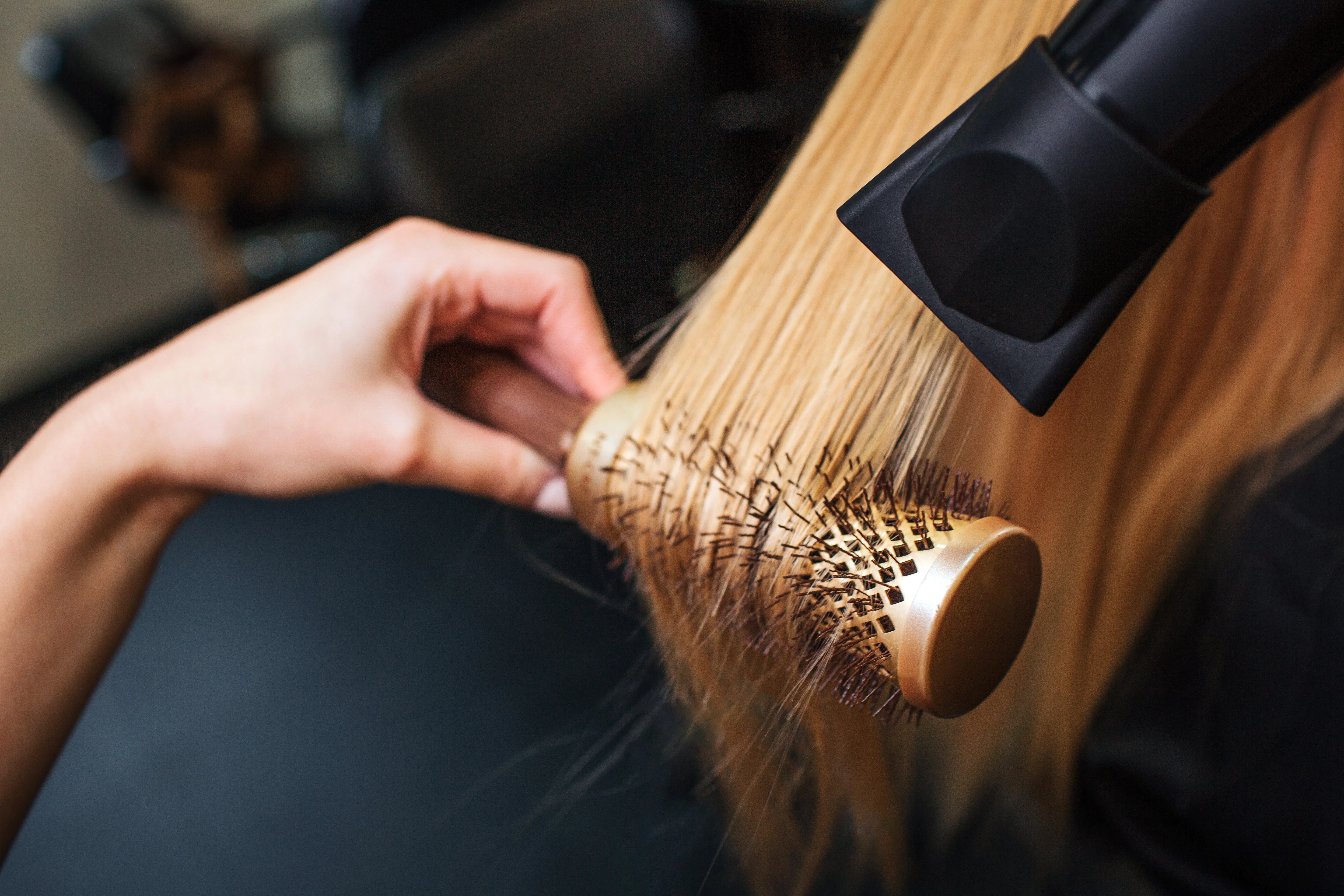 Mit Rundbürste Haare föhnen