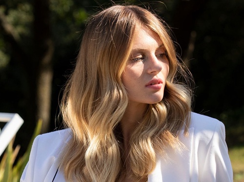 Was ist Balayage? Unterschied zu Strähnen, Haltbarkeit, Kosten & Pflege