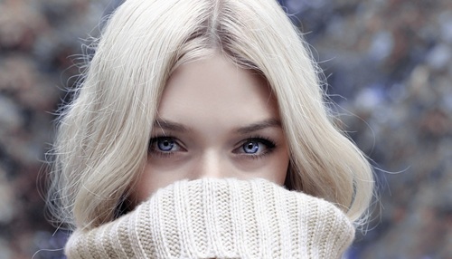 Dame mit trockenem blonden  Haar