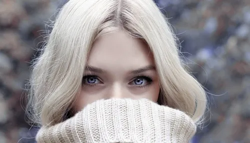 Dame mit trockenem blonden  Haar