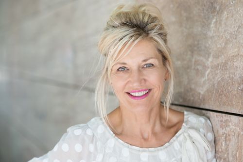 Dame mit blonden zusammen gebundenen Haaren