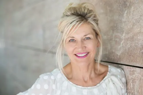 Dame mit blonden zusammen gebundenen Haaren