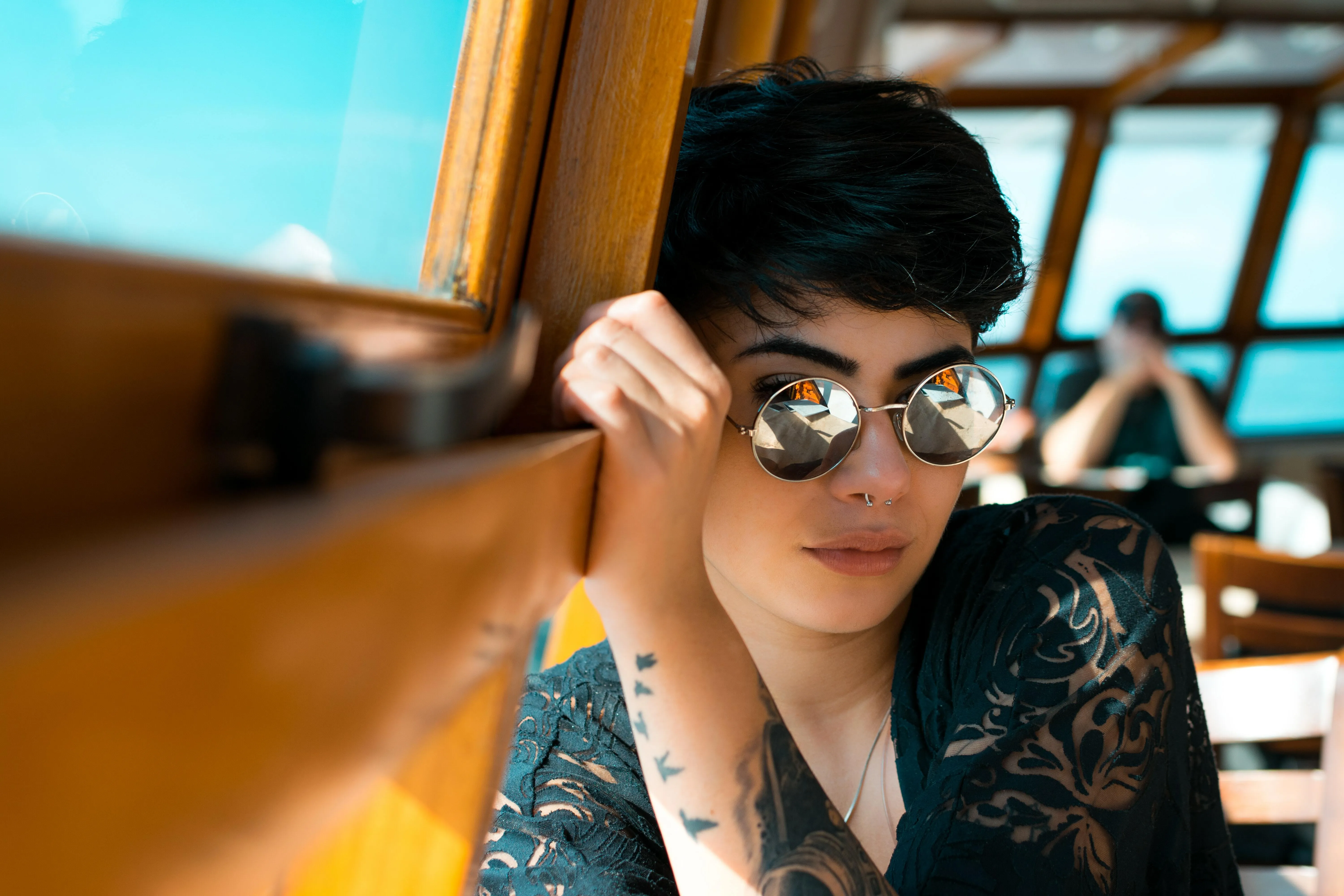 Frau mit Topfschnitt und Sonnenbrille