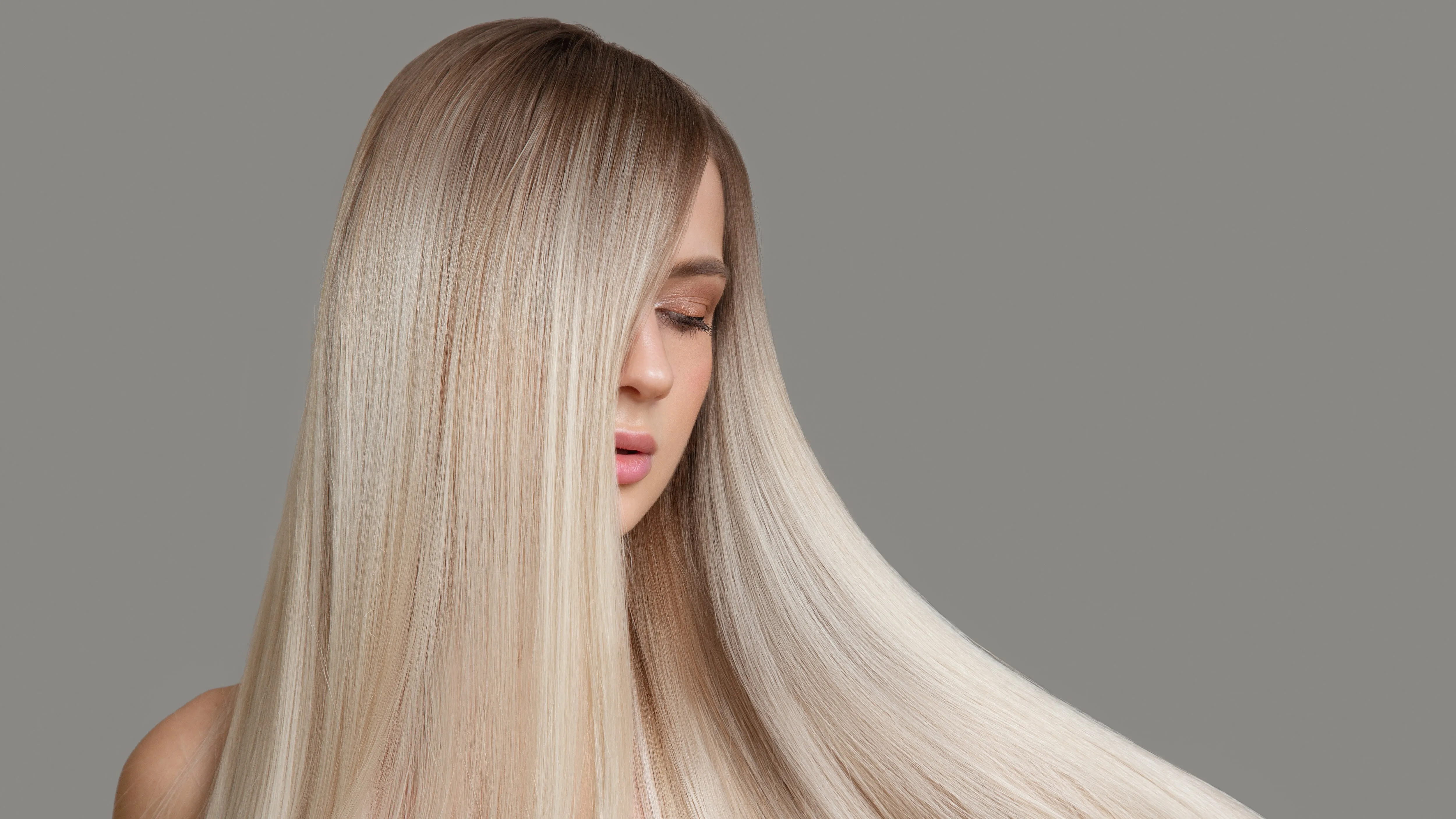 Blondine mit langen glatten  Haaren