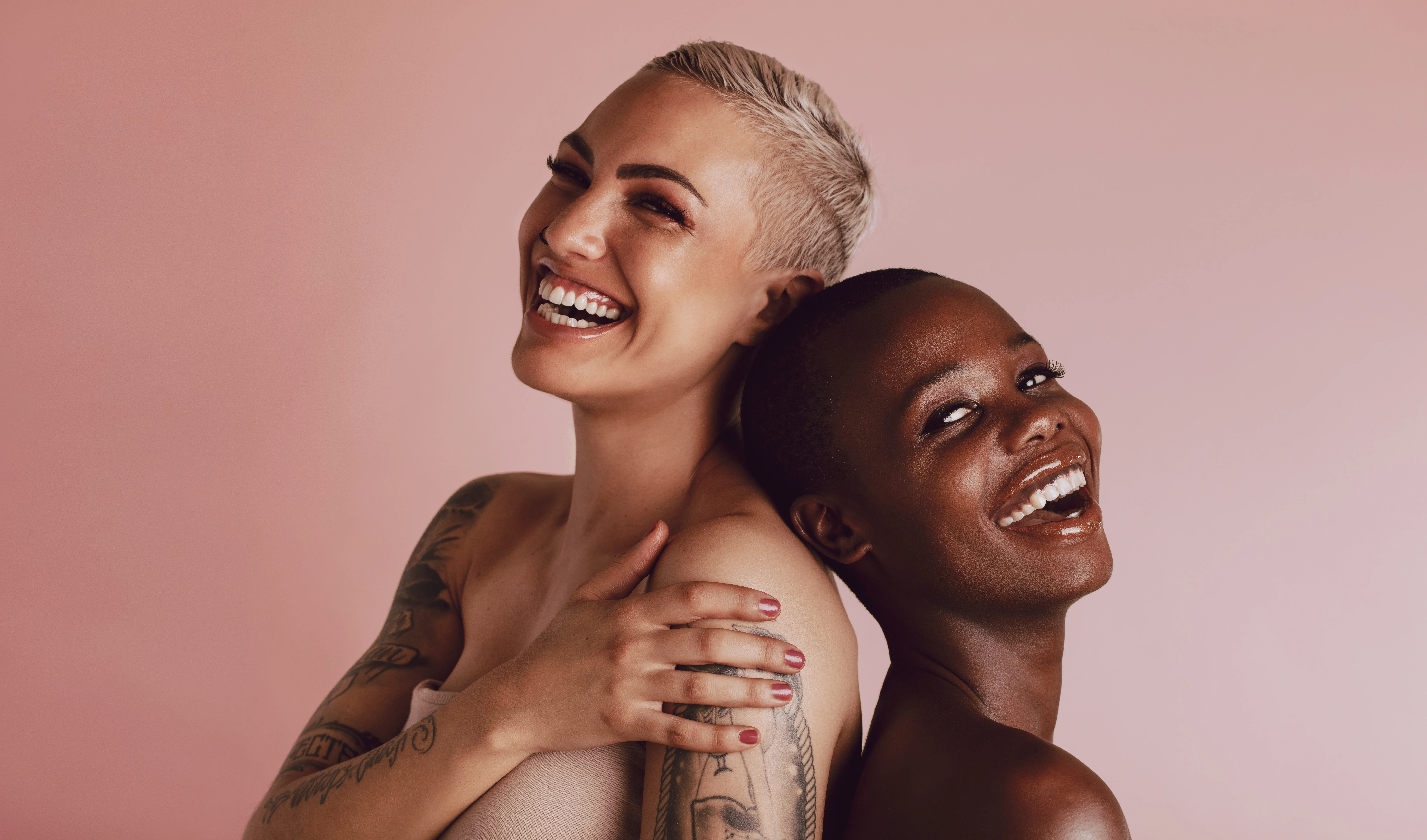 Blonde und braunhaarige Frau mit Buzz Cut