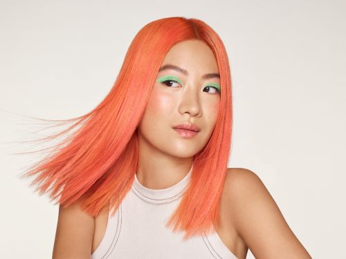 Frau mit orangen Haaren