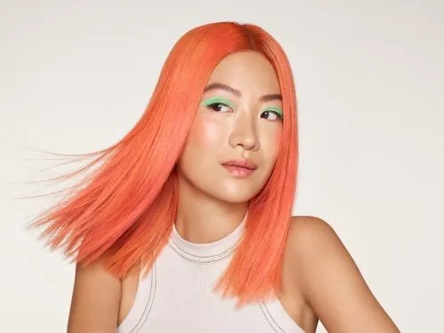 Frau mit orangen Haaren