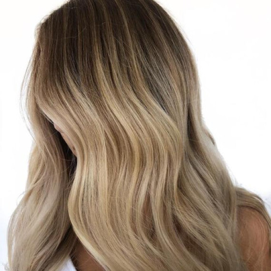 Frau in Dunkelblond Ombré