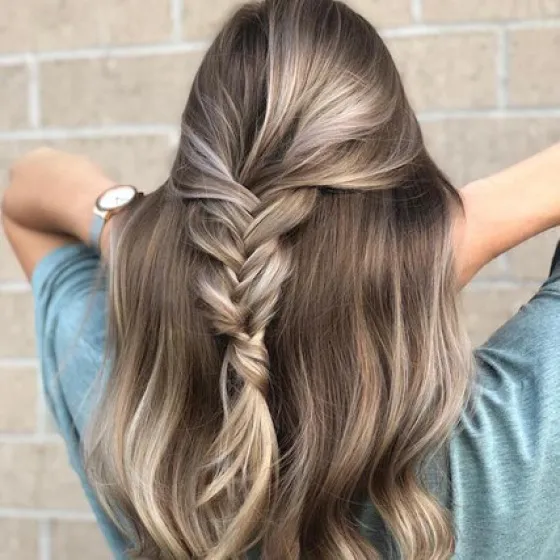Frau mit bronden Haaren und Flechtfrisur