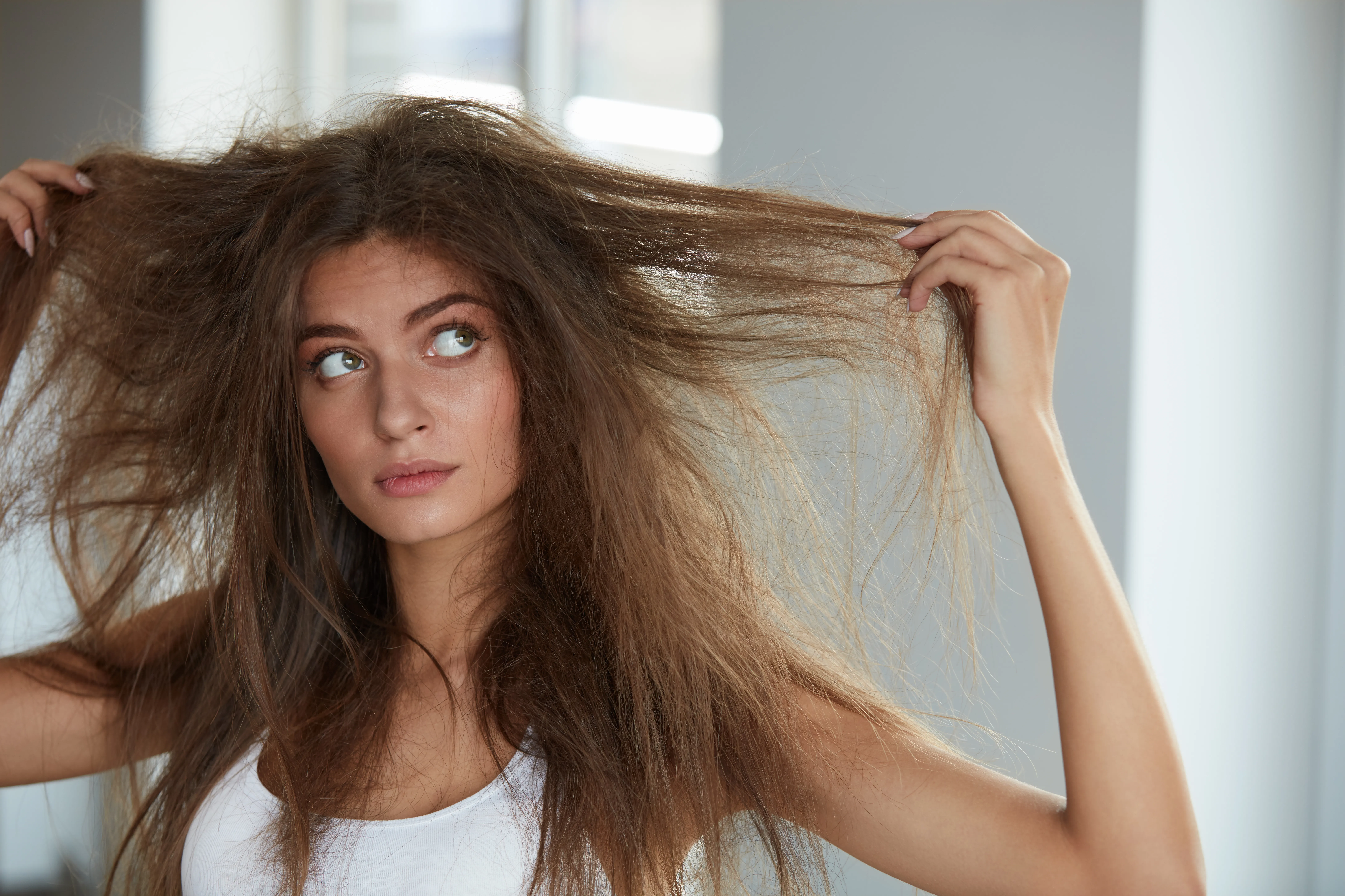 Frau mit langen verfilzten Haaren