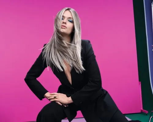 Dame mit langen, silber-blonden Haren