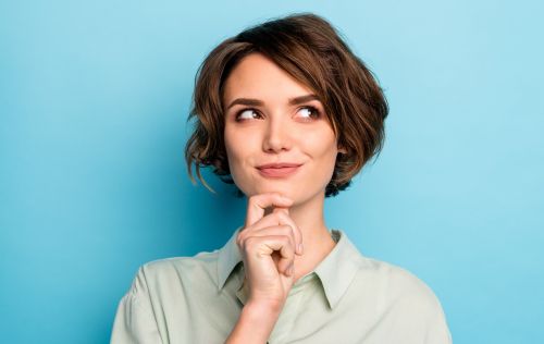 Frau mit kurzen braunen Haaren