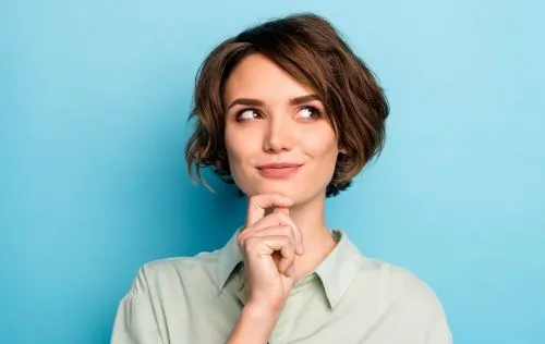 Frau mit kurzen braunen Haaren