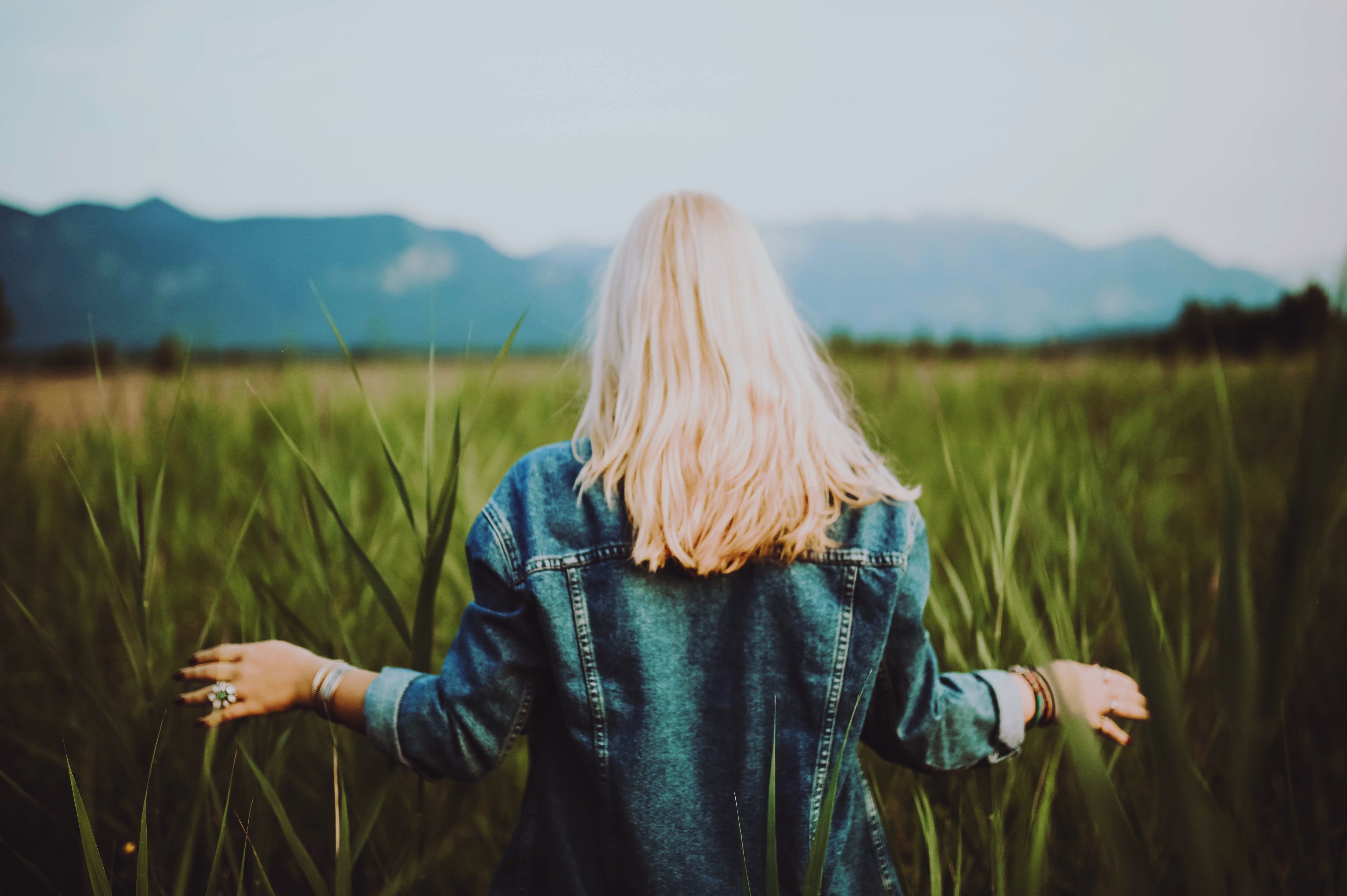 Blonde Frau in einer Wiese