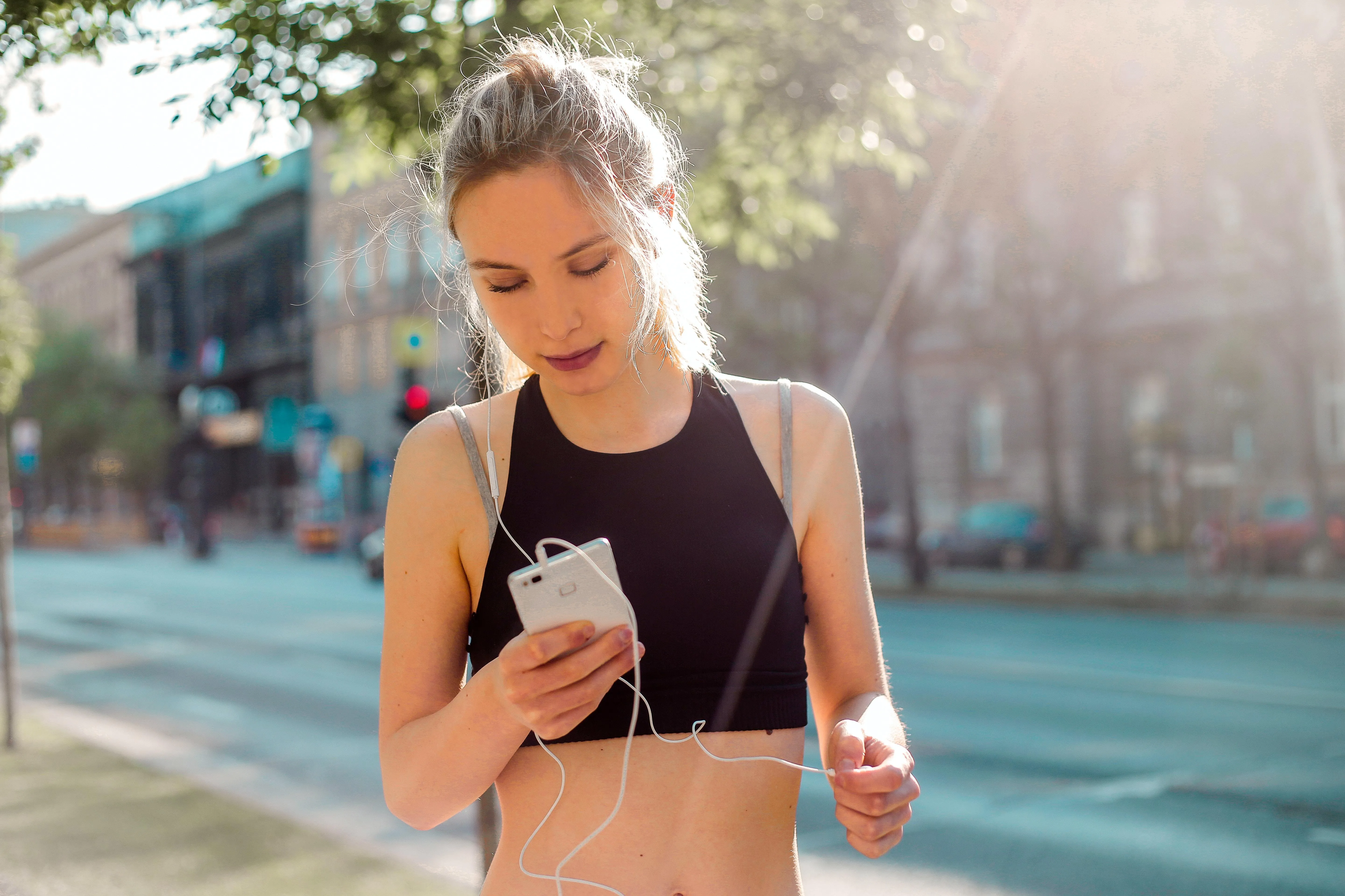 Frau beim Sport mit Smartphone in der Hand