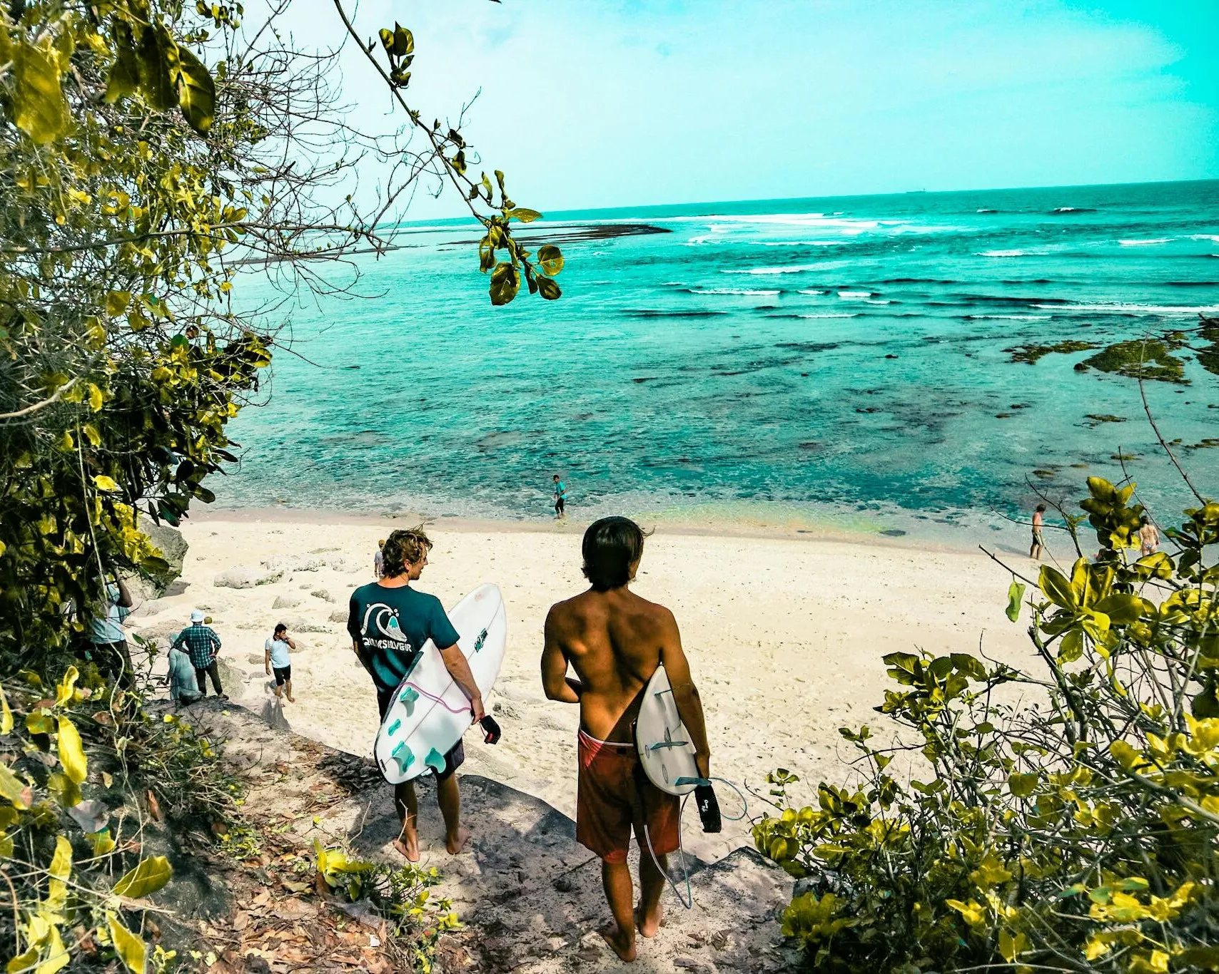 2 Männer mit Surfbrett am Strand