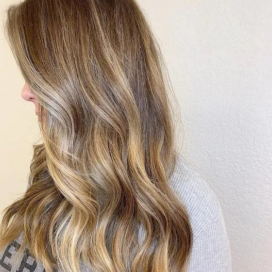 Frau mit warmem Bronde