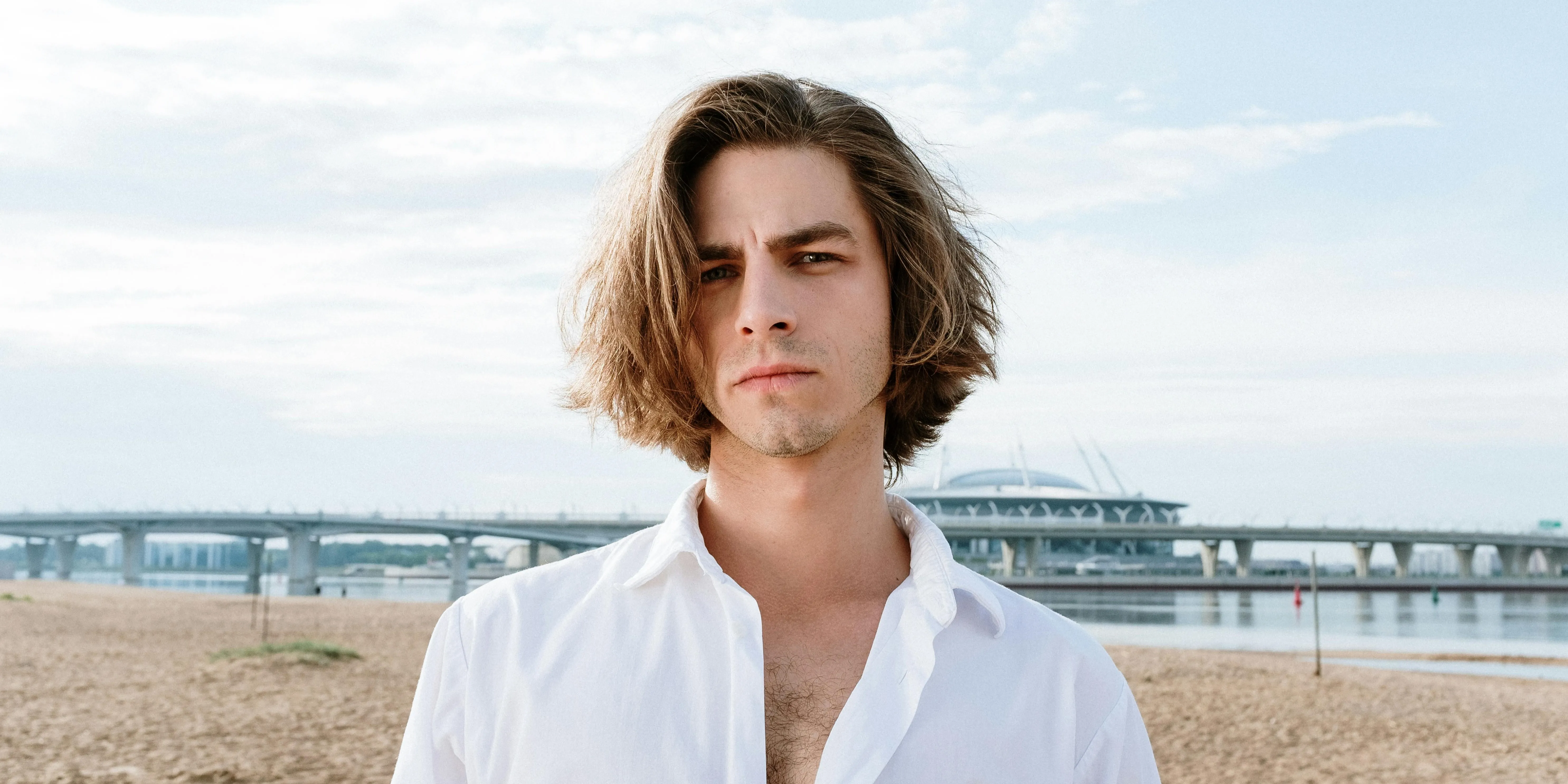 Mann mit Surfer Frisur am Strand
