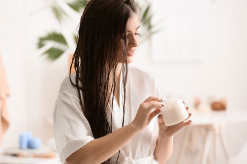 Frau mit Pflegeprodukt in der Hand
