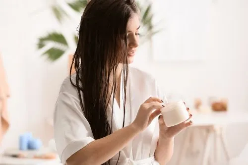Frau mit Pflegeprodukt in der Hand