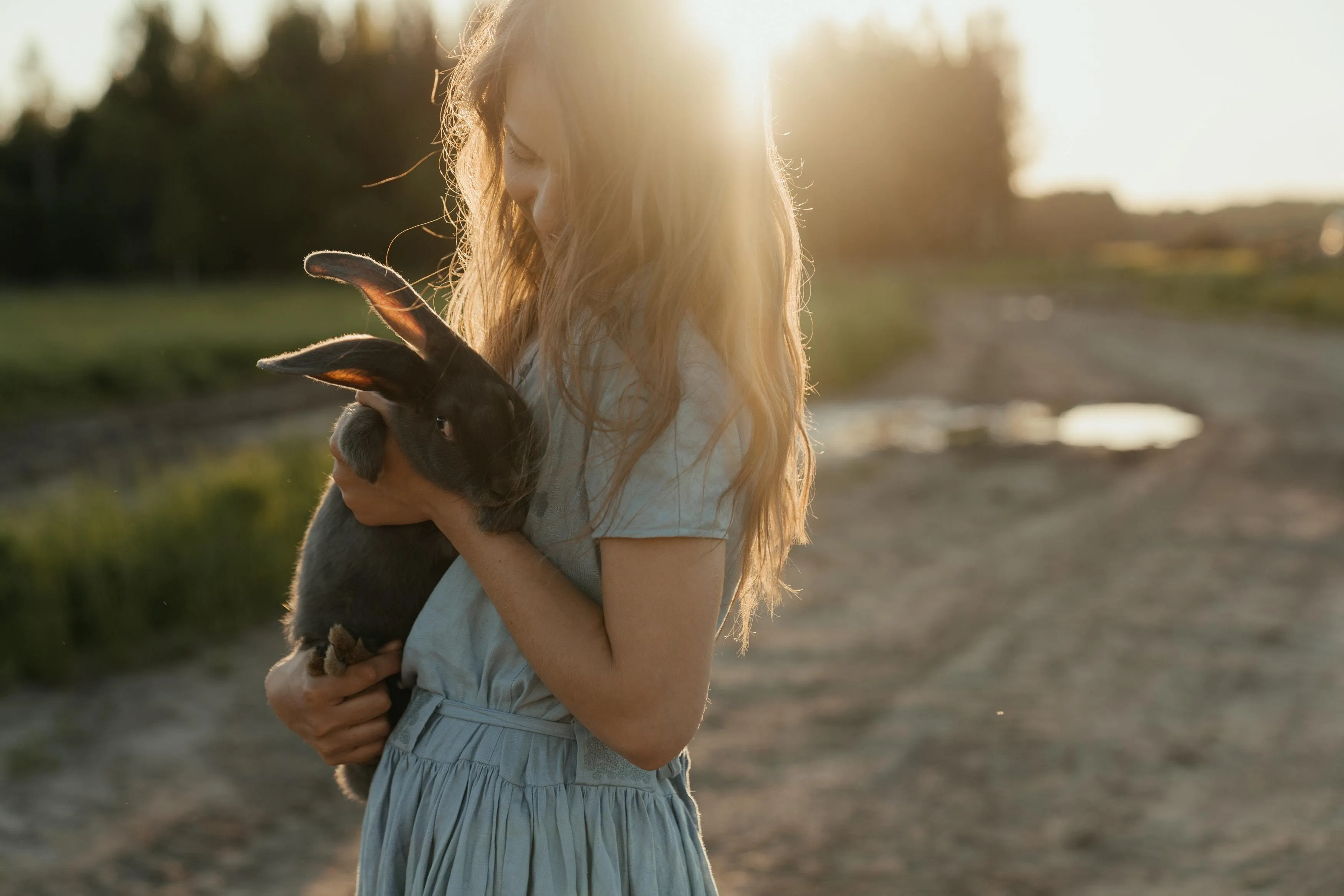 Frau mit Hase am Arm