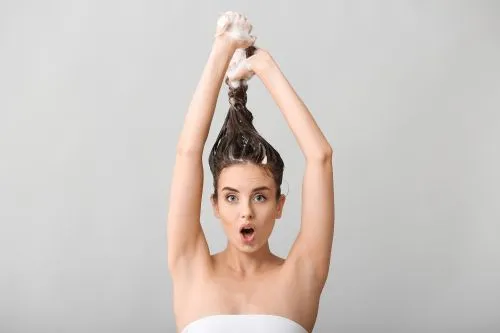 Reverse Washing: Die umgekehrte Haarwäsche