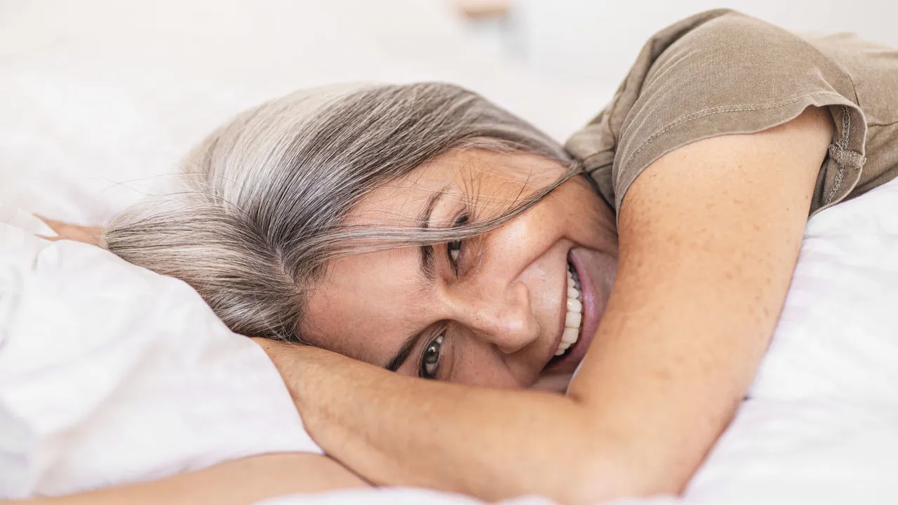 Frau liegt im Bett