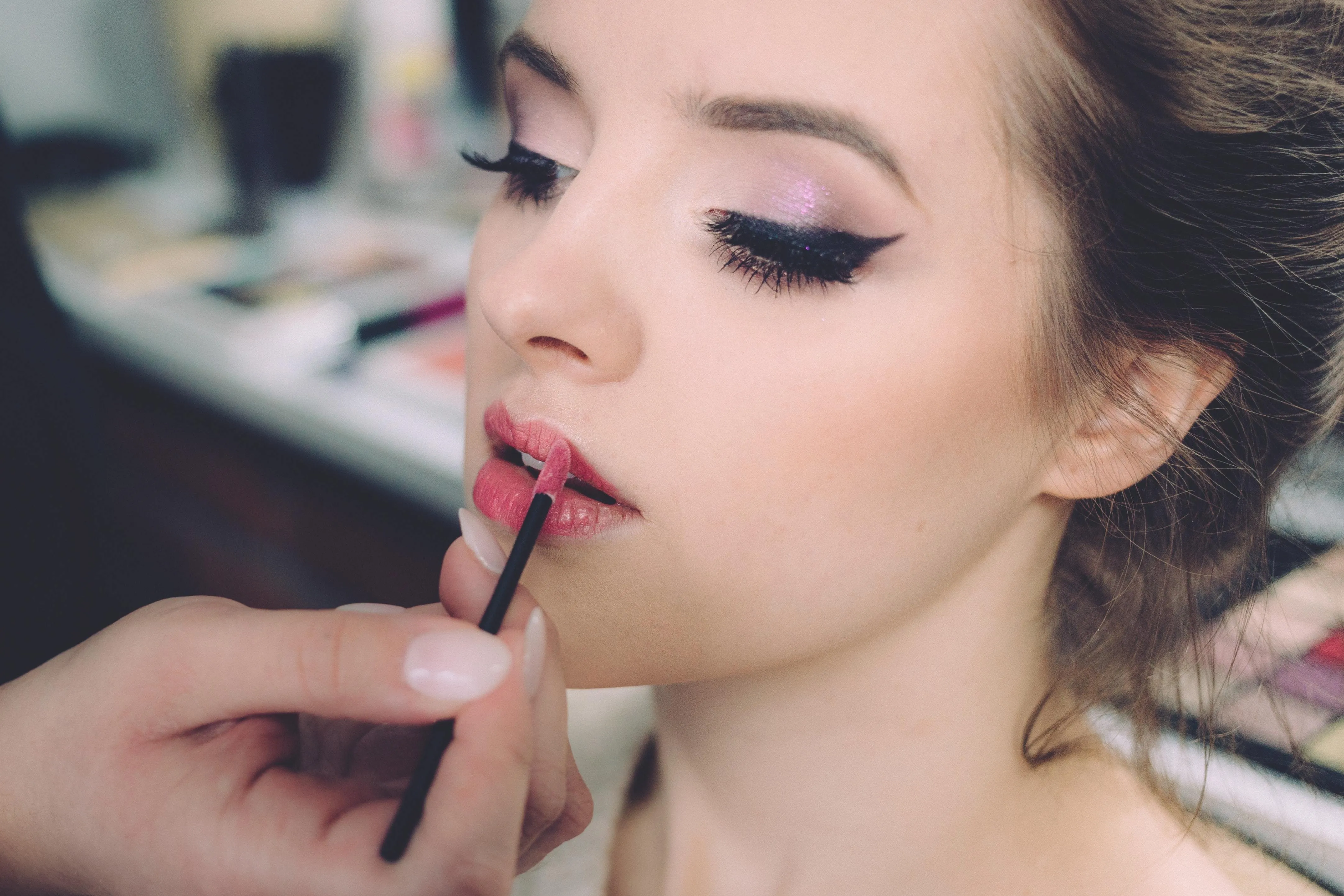 Zur Make-Up Grundausstattung gehören Foundation, Lidschatten, Mascara und Lippenstift.