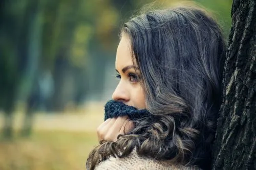 Frau mit Locken