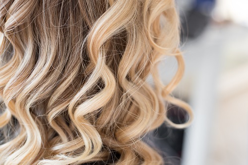 Blondes, lockiges Haar