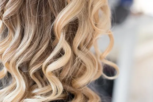 Blondes, lockiges Haar